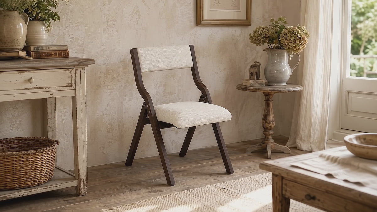 Charger la vidéo : Découvrez les gestes, les matières et les idées qui donnent naissance au mobilier contemporain.